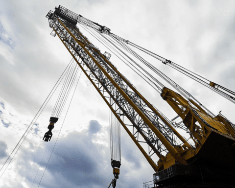 big-carl-world's-largest-land-crane-reaches-new-heights